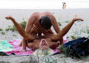 Общественный пляж порно видео